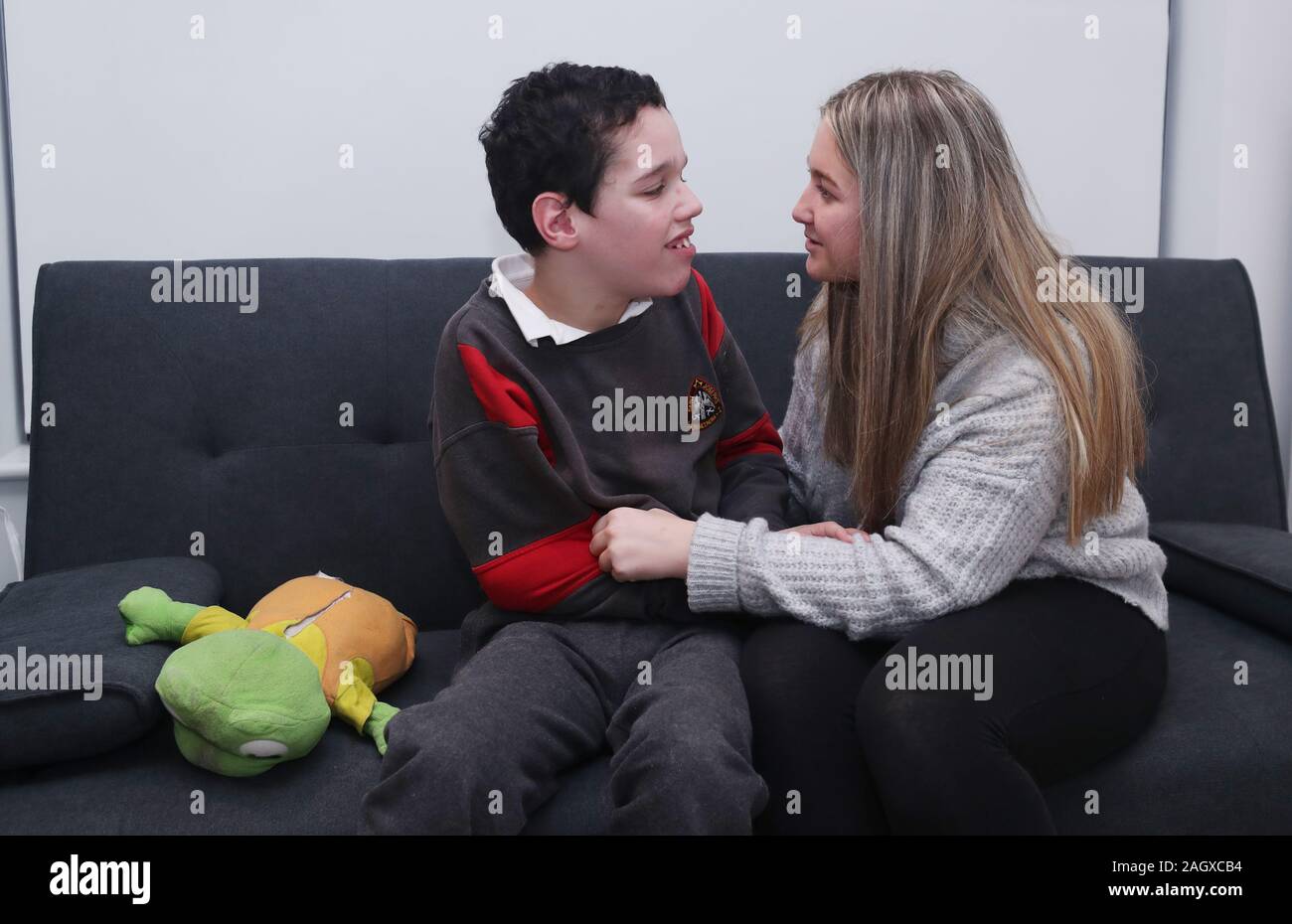 Carer Shauna Tighe, 15, avec son frère Daniel, 12 ans, qui est née avec la maladie génétique rare appelée syndrome de Sotos, à leur domicile de Tallaght Dublin. Les chiffres du recensement de 2016 a montré qu'il y avait 3 800 soignants dans la République d'Irlande en vertu de l'âge de 15 ans. Banque D'Images