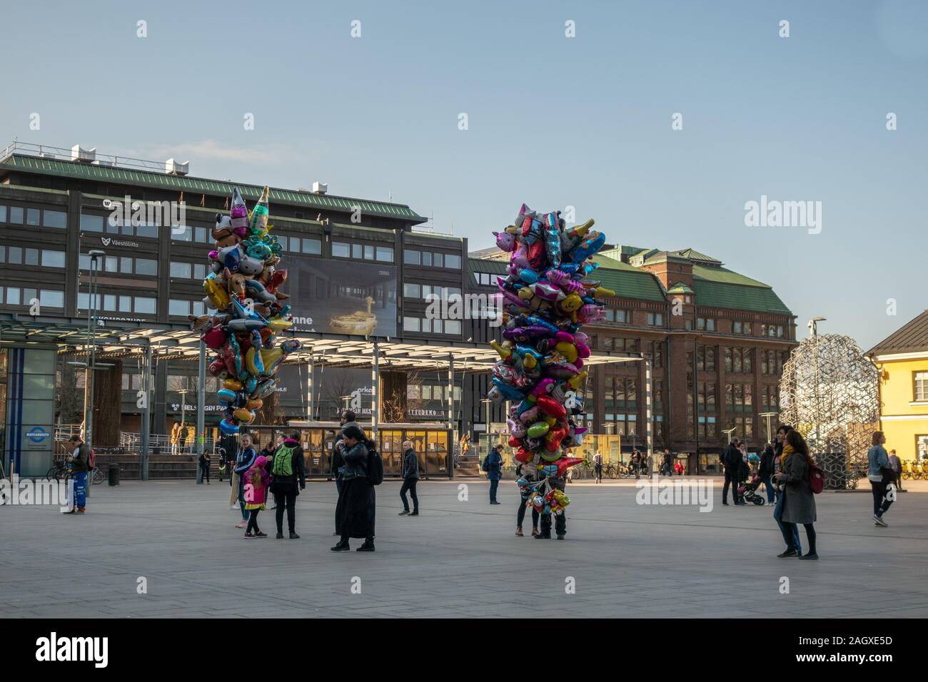 Editorial 04.30.2019 Helsinki (Finlande). 1er mai Fête des ballons en vente à l'extérieur du centre commercial Kamppi Banque D'Images