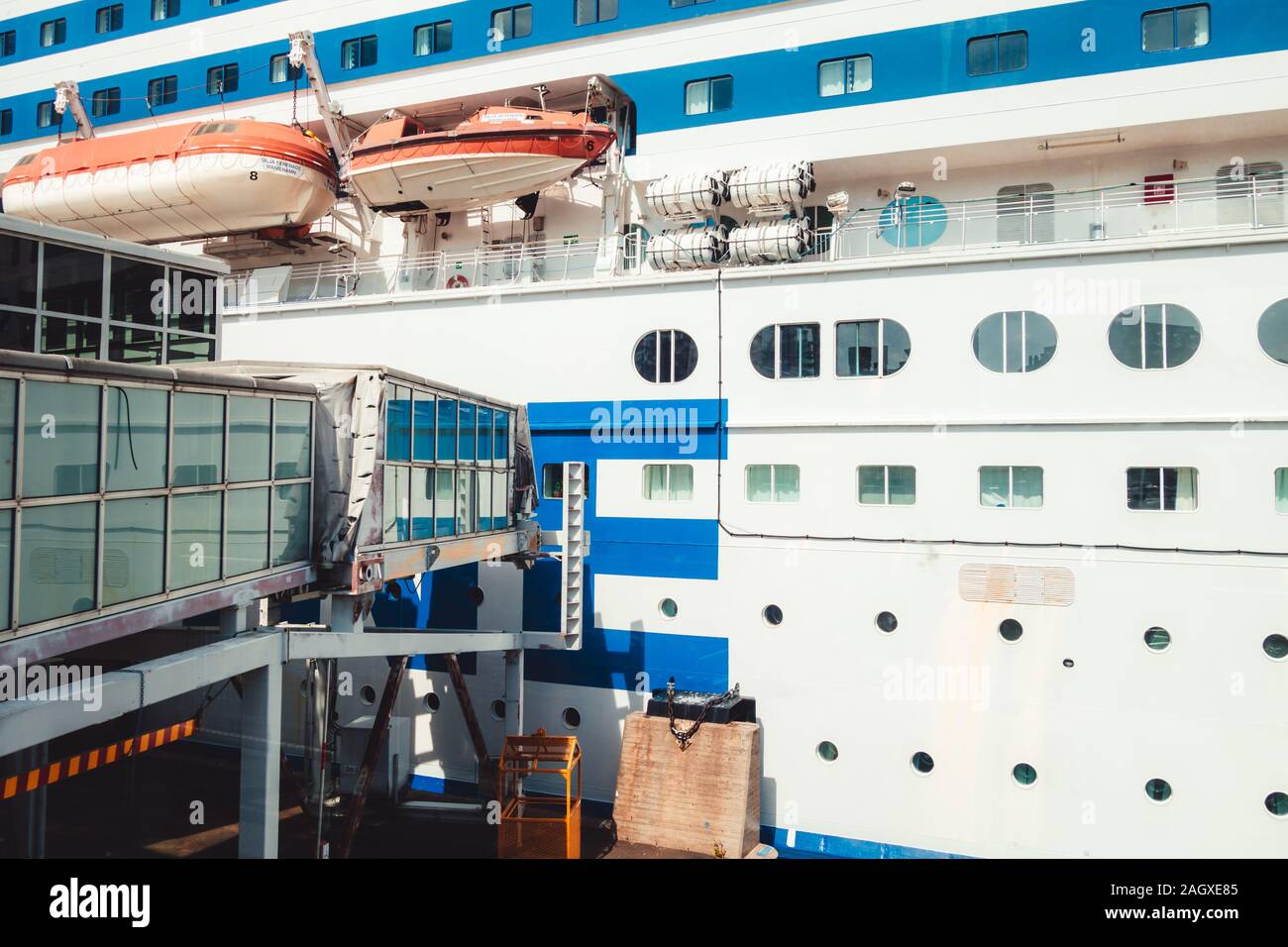 Editorial 06.19.2019 Helsinki (Finlande). Passerelle sur le terminal qui mène à car-ferry Silja Serenade Banque D'Images