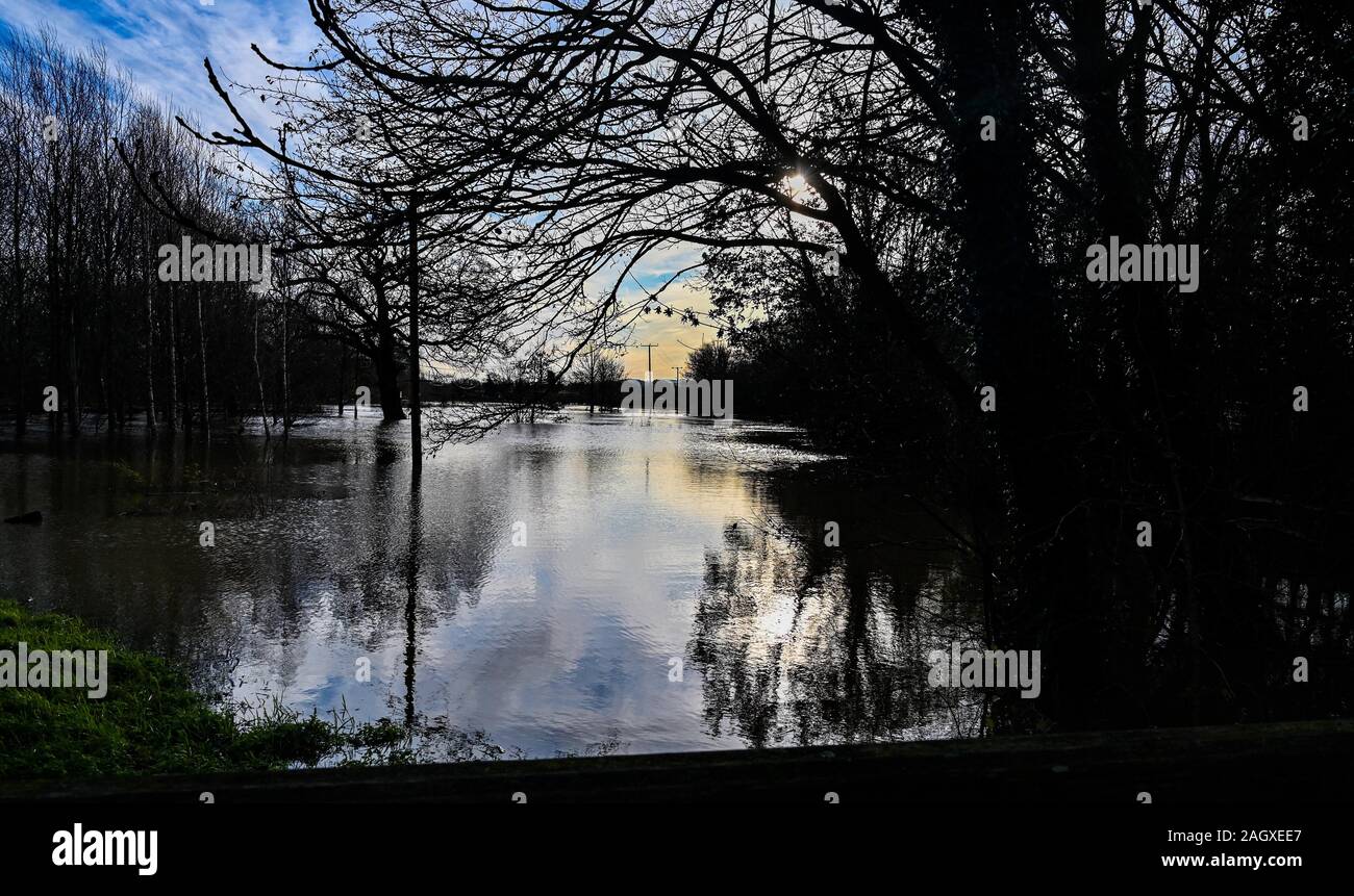 Lewes UK 22 décembre 2019 - inondation autour de Barcombe Mills près de Lewes dans le Sussex de l'est que plus de météo et des avertissements ont été émis en Grande-Bretagne après des jours de pluie Crédit : Simon Dack / Alamy Live News Banque D'Images