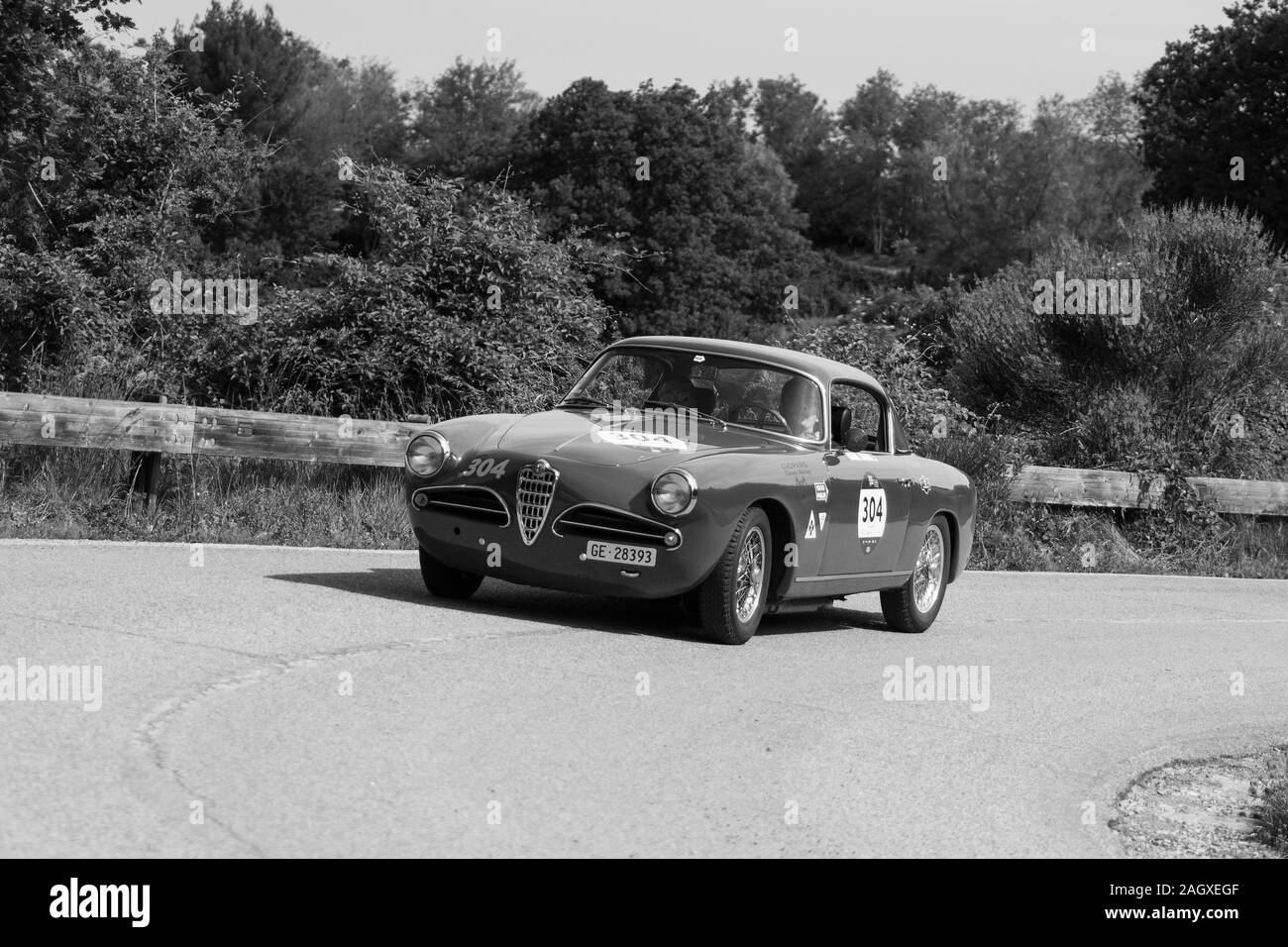 PESARO COLLE SAN BARTOLO , ITALIE - MAI 17 - 2018 : ALFA ROMEO 1900 C SUPER SPRINT TOURING 1956 sur une vieille voiture de course en rallye Mille Miglia 2018 le fam Banque D'Images