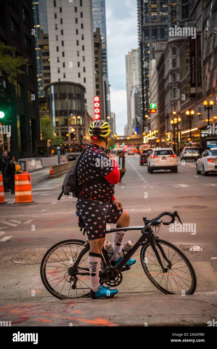 Cycliste, Street dans le centre-ville de Loop, Chicago, Illinois, États-Unis Banque D'Images