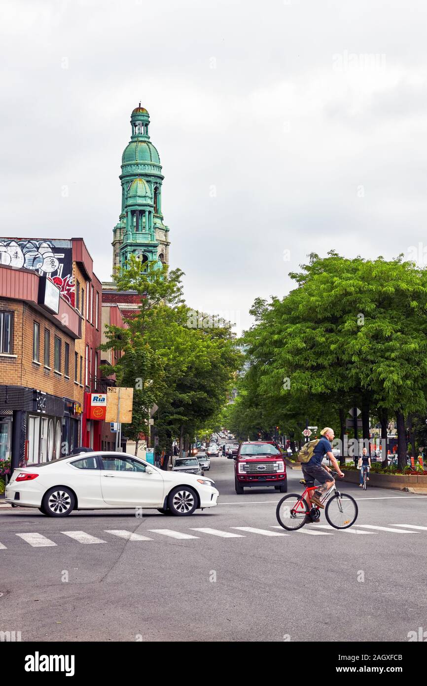 Montréal, Canada - Juin 2018 : trafic, street, passage pour piétons, voitures de location et d'un clocher de l'église dans la vieille ville de Montréal, Québec, Canada. Banque D'Images