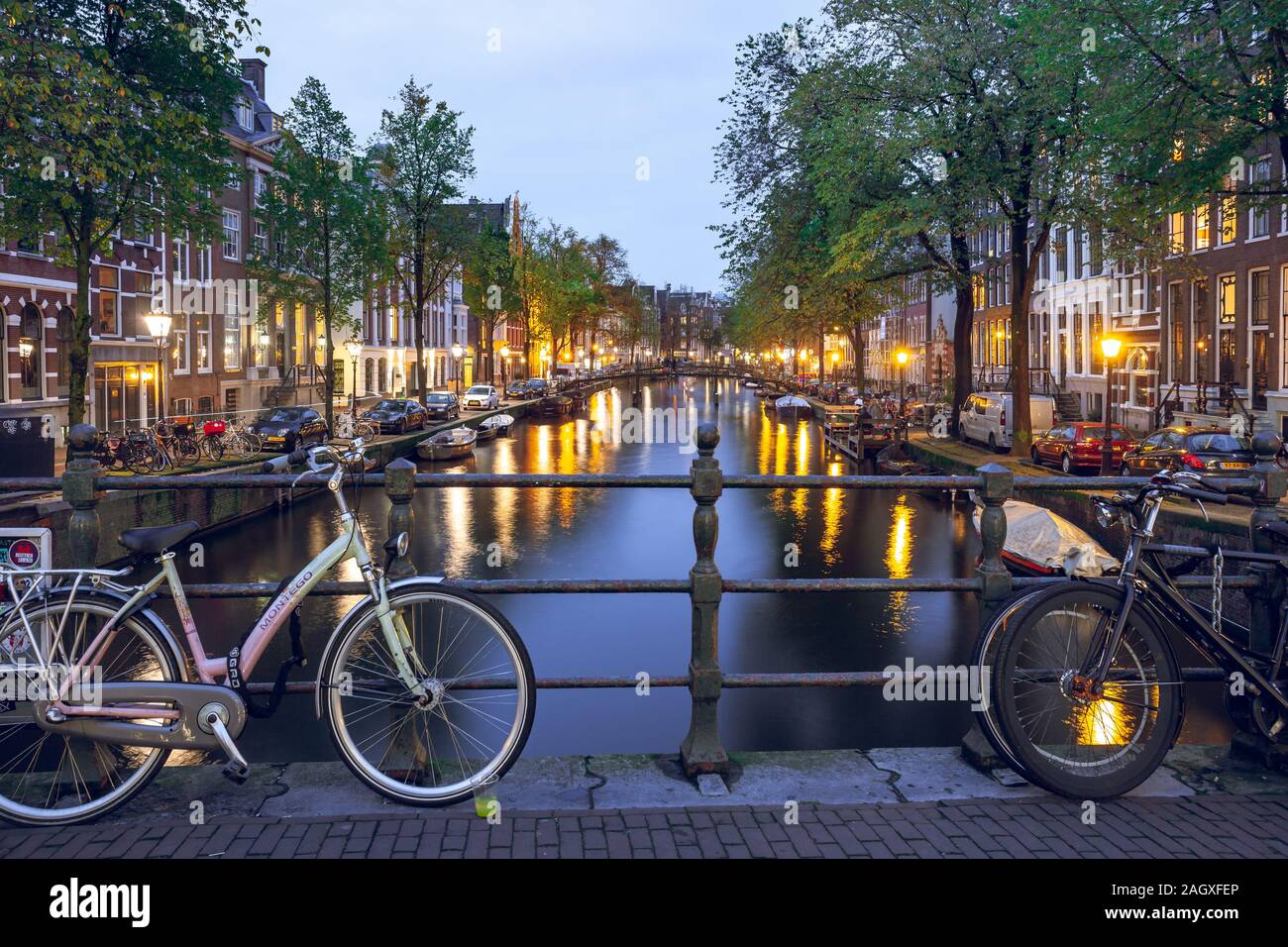Amsterdam, Pays-Bas - 16.10.2019 : canal à Amsterdam avec des vélos sur le pont dans la soirée. Banque D'Images