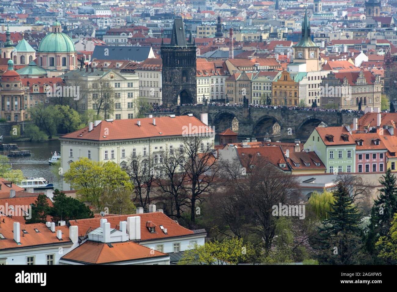 Prag ist die Hauptstadt der Tschechischen Republik und liegt an der Moldau. Die 'Stadt der hundert Tuerme' ist bekannt für den Altstaedter Ring mit bu Banque D'Images