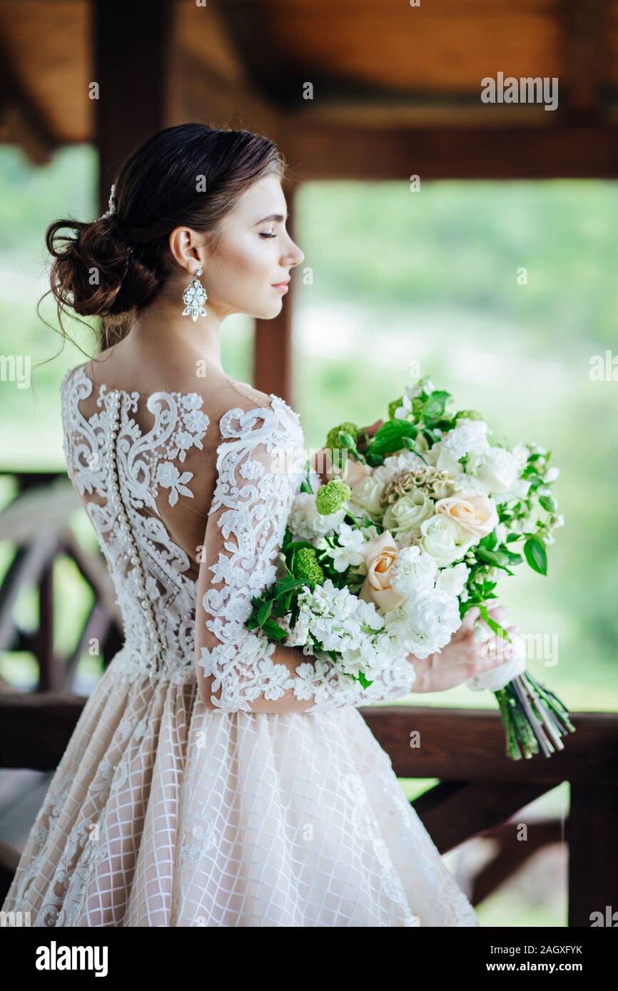 La mariée dans une magnifique, blanc, avec une robe de mariage fleurs  mariage Photo Stock - Alamy