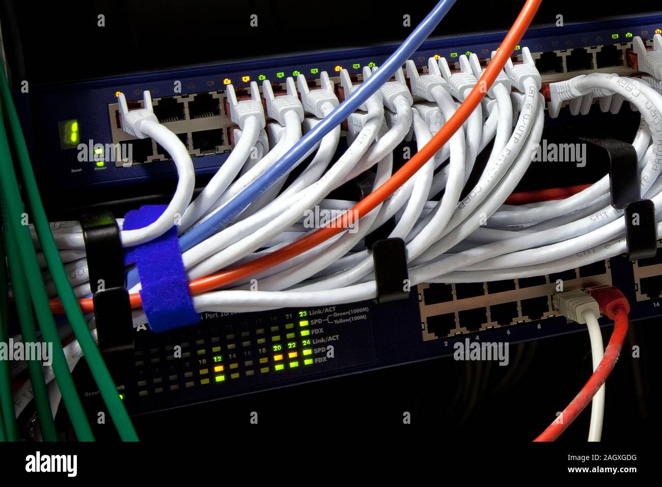 Câbles réseau blanc et des serveurs dans un centre de données de la technologie Banque D'Images