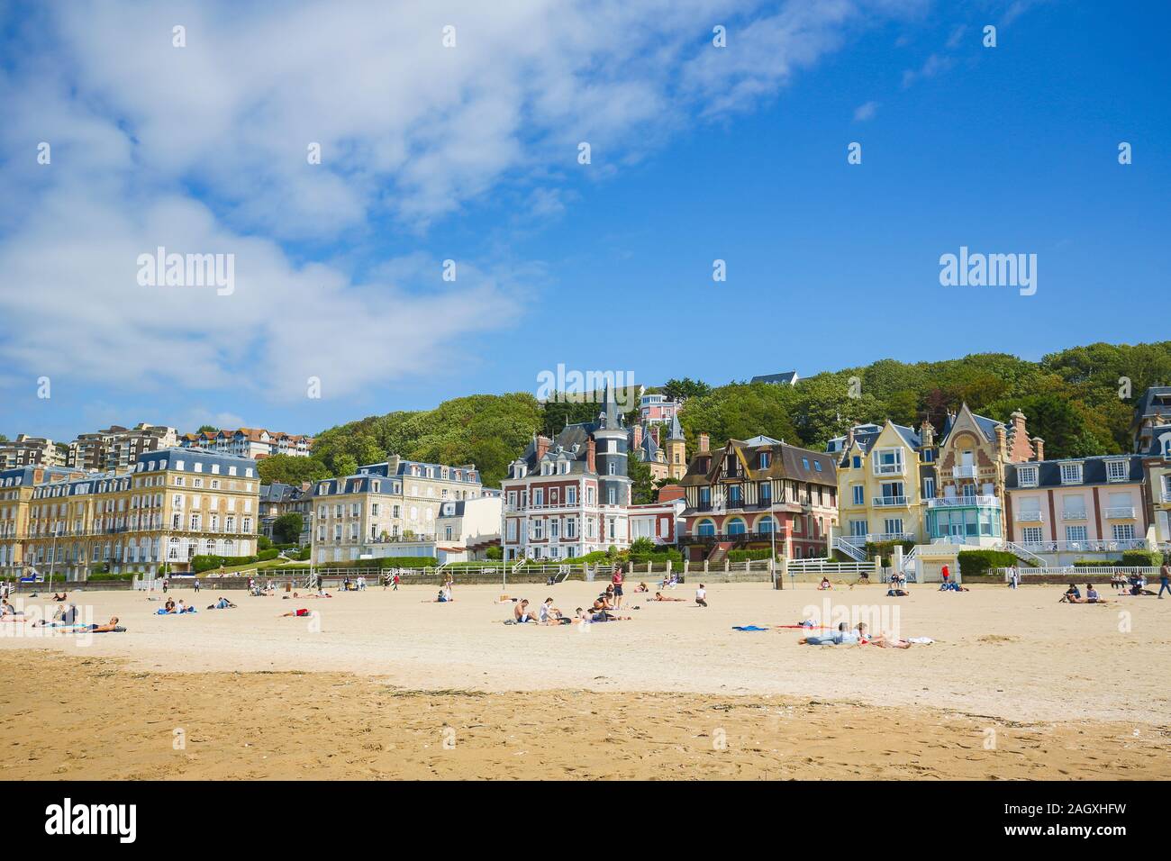 La plage à Trouville-Sur-Mer, département du Calvados, Normandie, une célèbre attraction touristique dans le Nord de la France. Banque D'Images