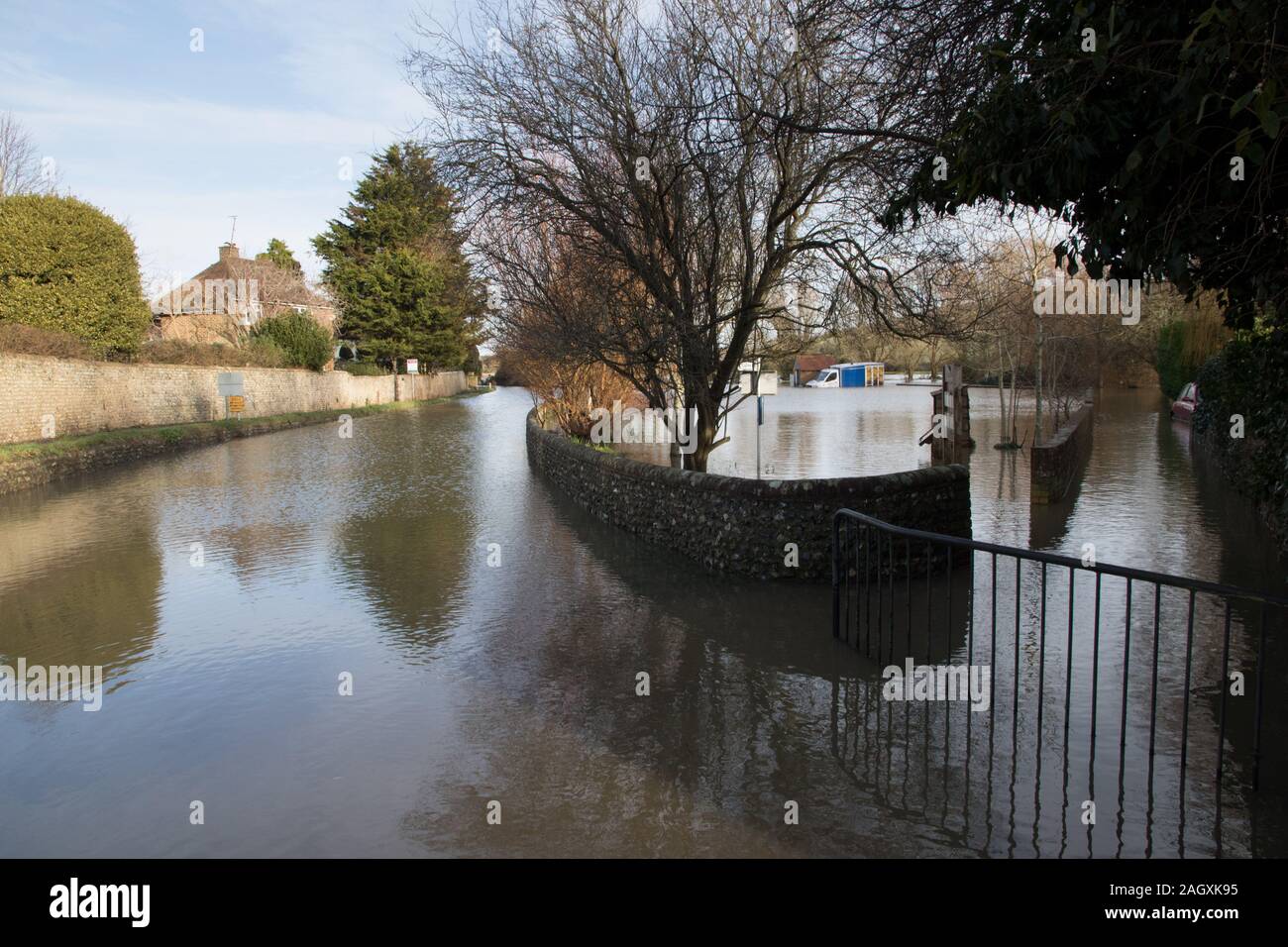 Alfriston, East Sussex, UK. 22 décembre 2019. Après plusieurs jours de fortes pluies la route dans cette ville hameau East Sussex est toujours inondé. Credit Alan Fraser/Alamy Live News Banque D'Images