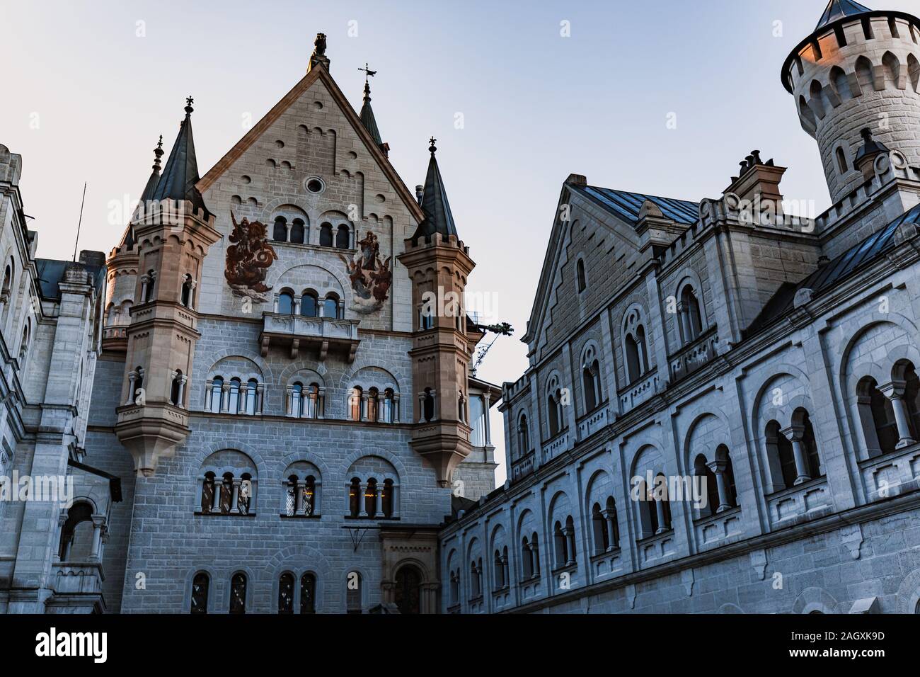 MUNICH ALLEMAGNE - 29 décembre 2016 : le célèbre château de Neuschwanstein pendant le coucher du soleil, l'attraction touristique populaire dans les Alpes bavaroises, l'Allemagne. Banque D'Images