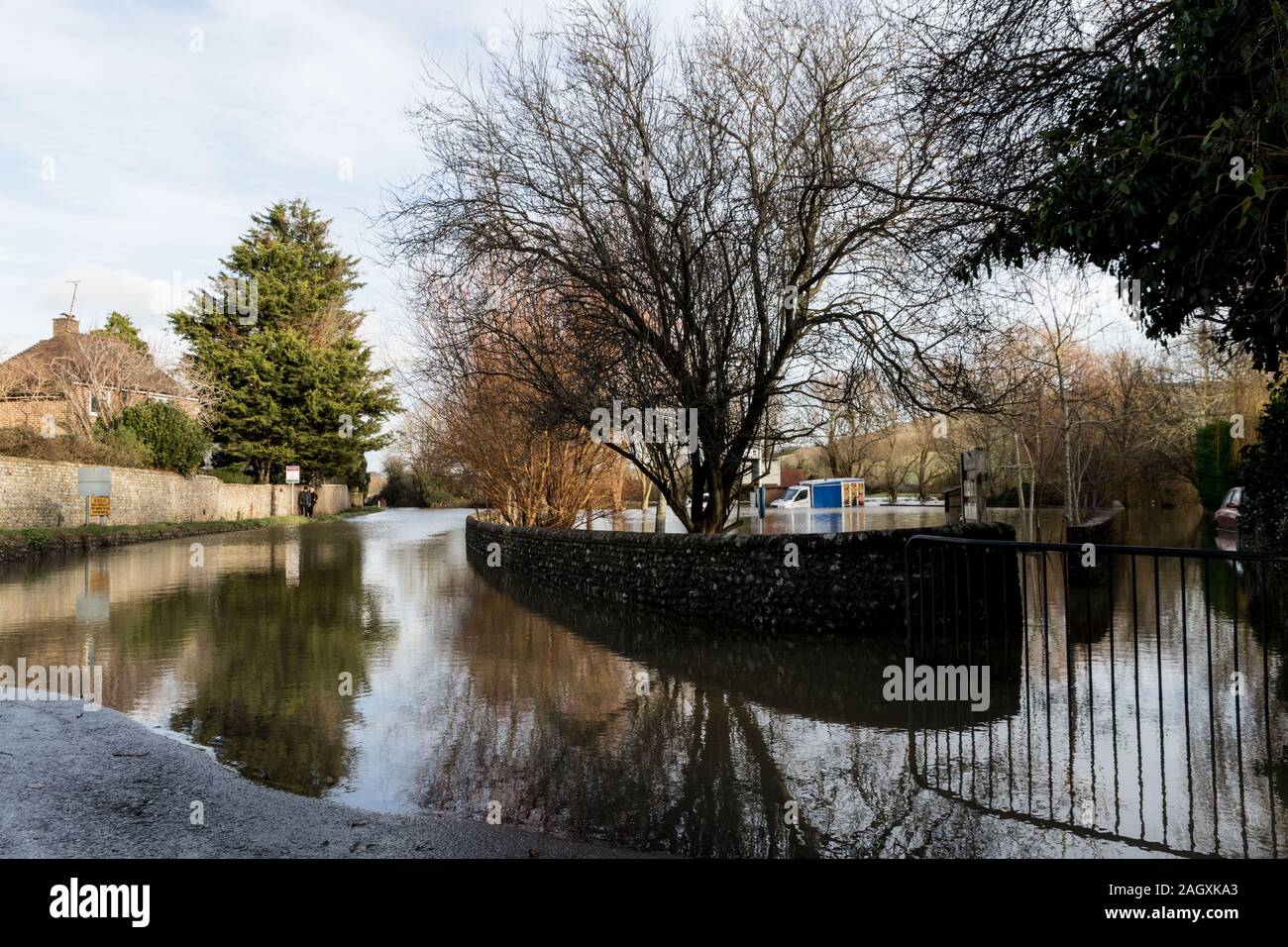 Alfriston, East Sussex, UK. 22 décembre 2019. Après plusieurs jours de fortes pluies la route dans cette ville hameau East Sussex est toujours inondé. Credit Alan Fraser/Alamy Live News Banque D'Images