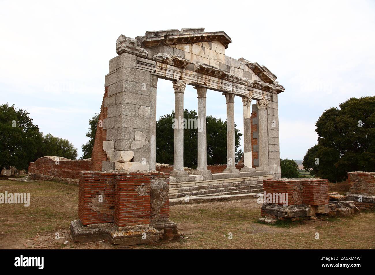 Le bouleutérion, construit au 2ème.siècle, avec une façade de 6 colonnes corinthiennes, était le lieu de rencontre à Apollonia en Albanie Banque D'Images