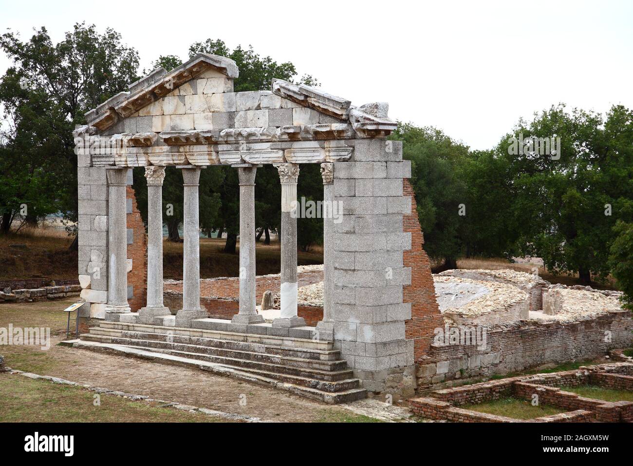 Le bouleutérion, construit au 2ème.siècle, avec une façade de 6 colonnes corinthiennes, était le lieu de rencontre à Apollonia en Albanie Banque D'Images