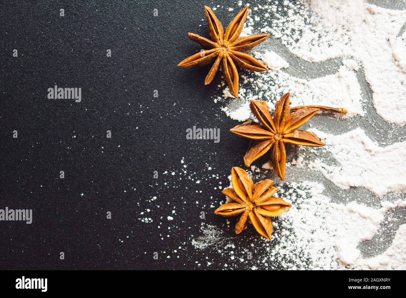Parsemé de poudre et de la cannelle sur un tableau noir Vue de dessus Banque D'Images