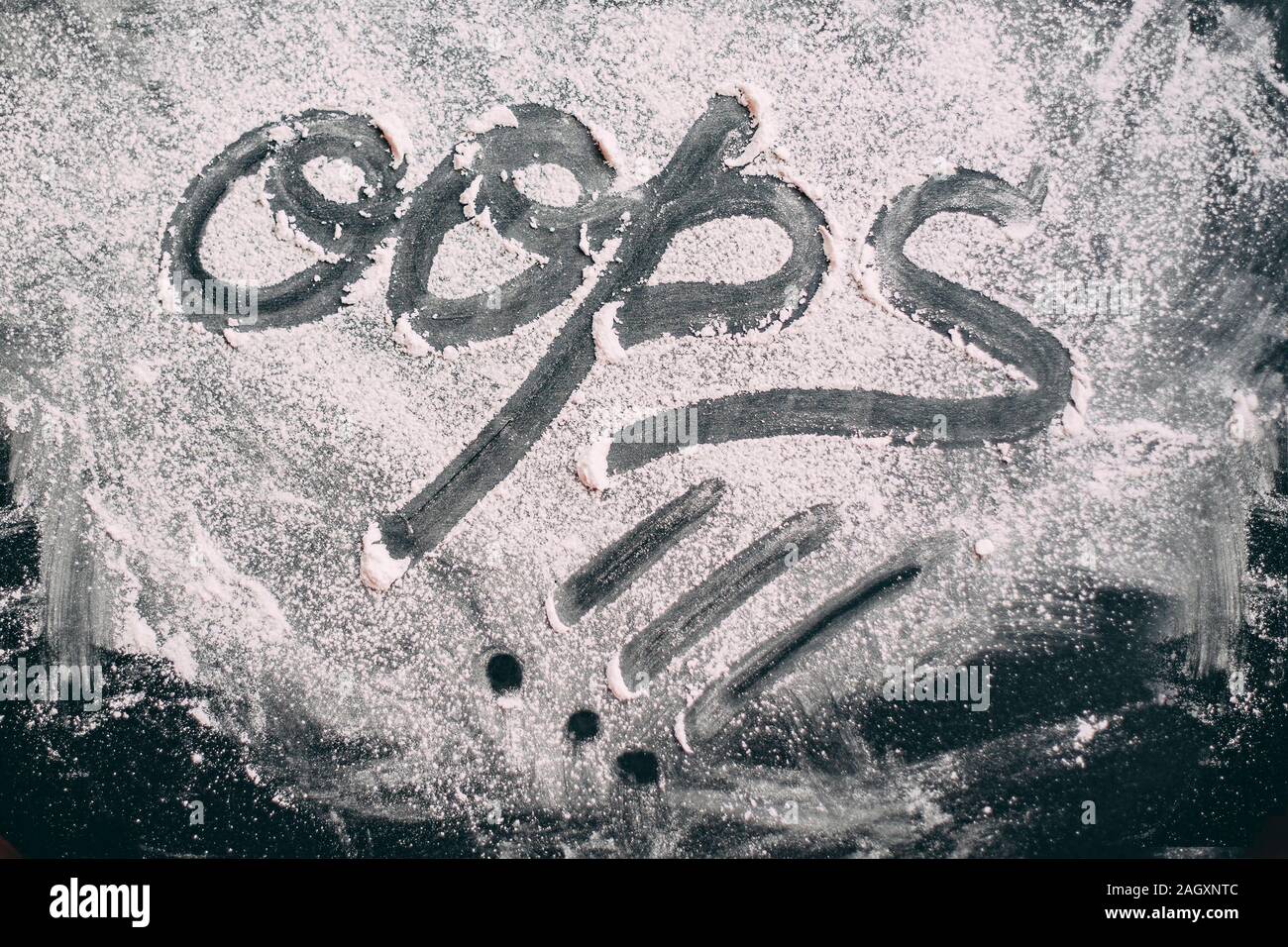 Poudre arraché sous la forme du mot 'oops' sur une table noire Vue de dessus Banque D'Images