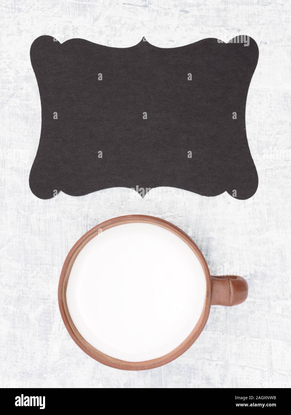 Le yogourt dans brown, tasse en céramique sur une plaque de fond en béton blanc with copy space Banque D'Images