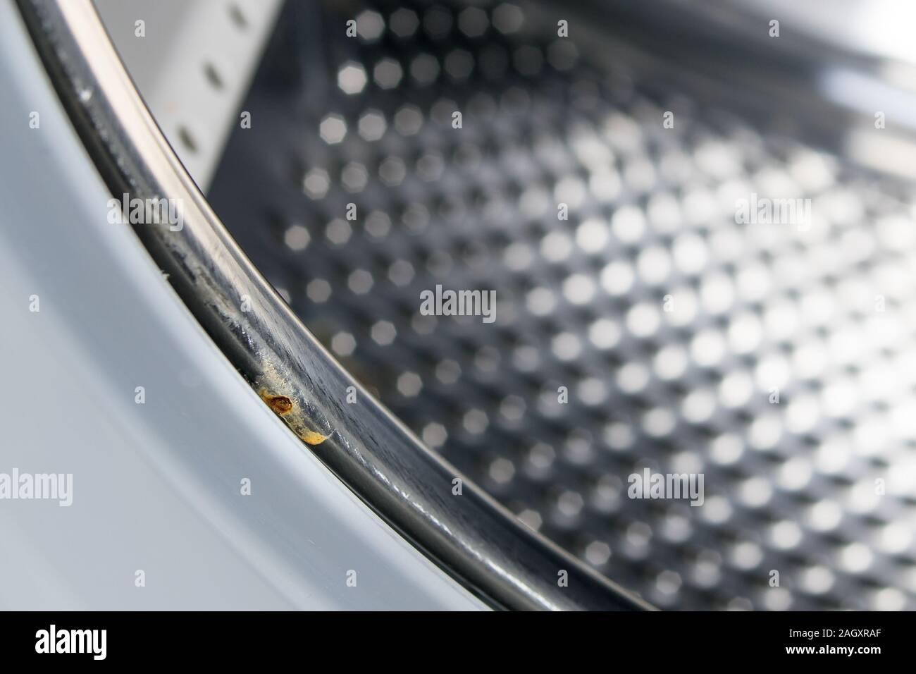 La rouille sur le tambour de la nouvelle machine à laver Banque D'Images
