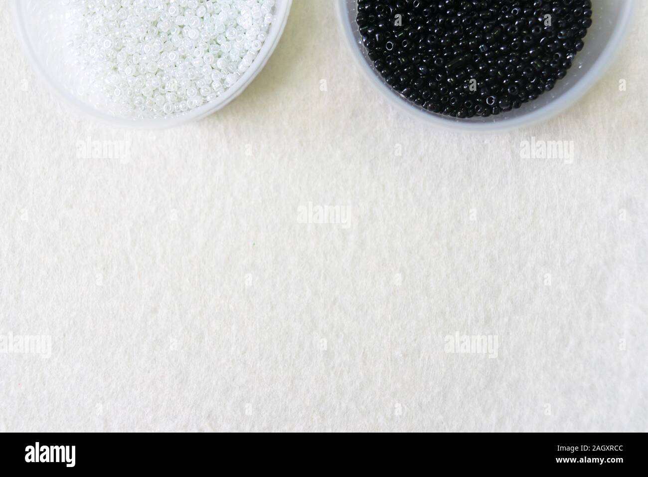 Les paillettes contenant perles feutre. L'espace de copie pour le texte Banque D'Images