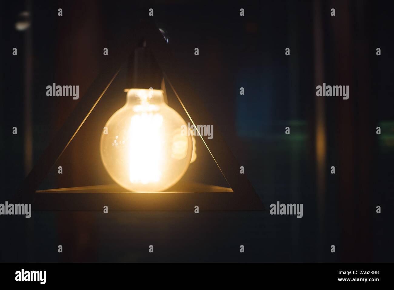 La lumière au plafond. Ampoule dans la structure métallique triangulaire Banque D'Images