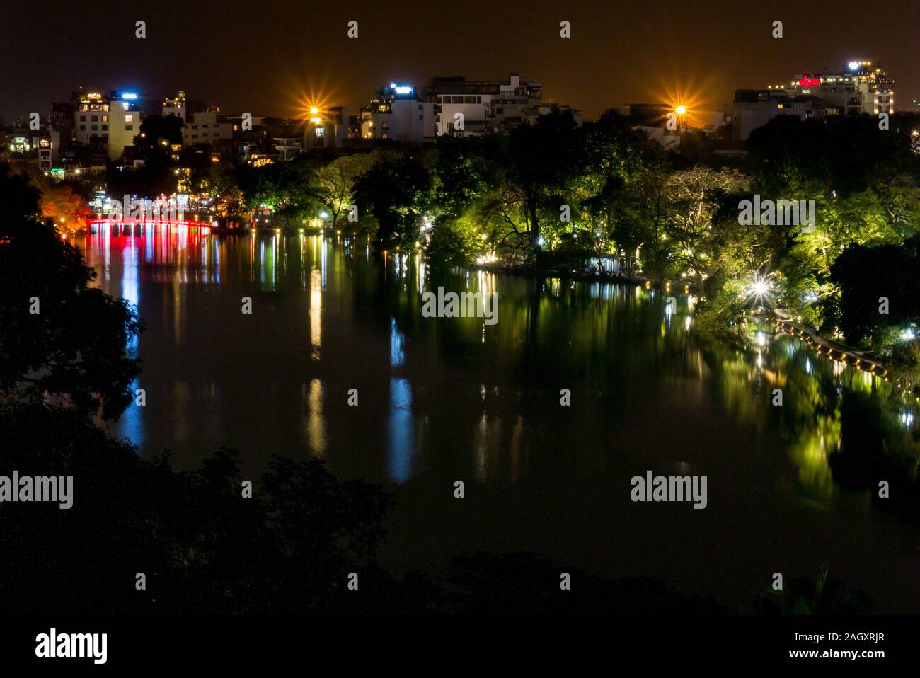 Les Huc Bridge at night voir rom ci-dessus, le lac Hoan Kiem, Hanoi, Vietnam, Asie Banque D'Images