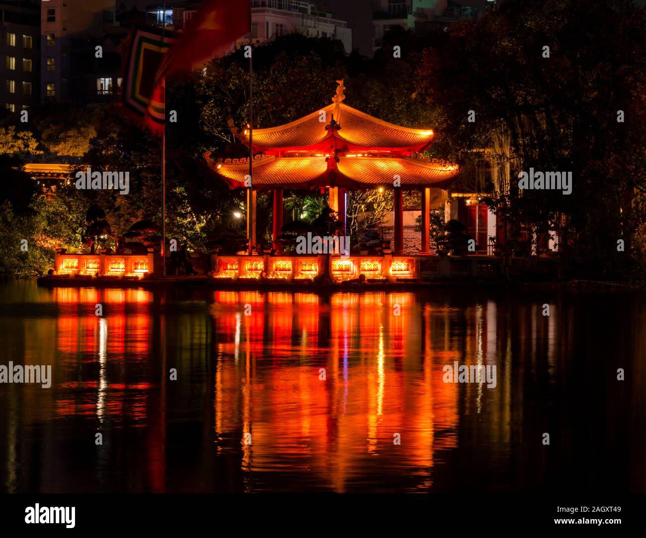 Temple Ngoc Son lit up at night, avec reflets dans le lac Hoan Kiem, Hanoi, Vietnam, Asie Banque D'Images
