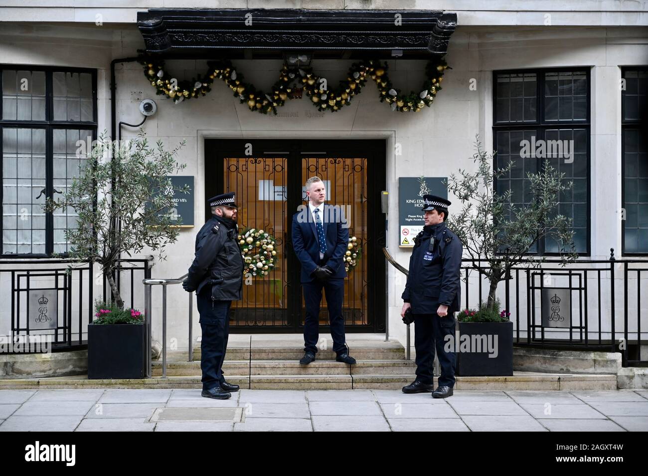 Les policiers gardent l'entrée de King Edward VII Hospital. Le prince Philip.Le duc d'Édimbourg a été admis le vendredi 20.12.2019 pour le traitement d'une condition préexistante. King Edward VII Hospital, Marylebone, Londres. UK Banque D'Images