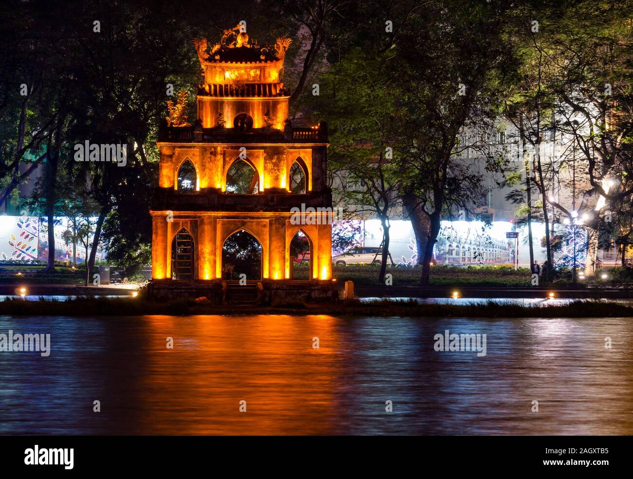 La tour de la tortue ou Thap Rua éclairé la nuit avec des reflets dans le lac Hoan Kiem, Hanoi, Vietnam, Asie Banque D'Images
