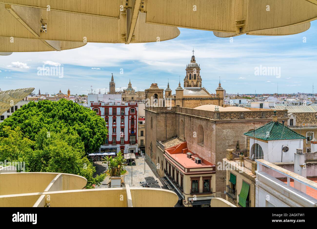 Vue panoramique depuis le Metropol Parasol terrasse sous le soleil d'après-midi d'été à Séville, Andalousie, espagne. Banque D'Images
