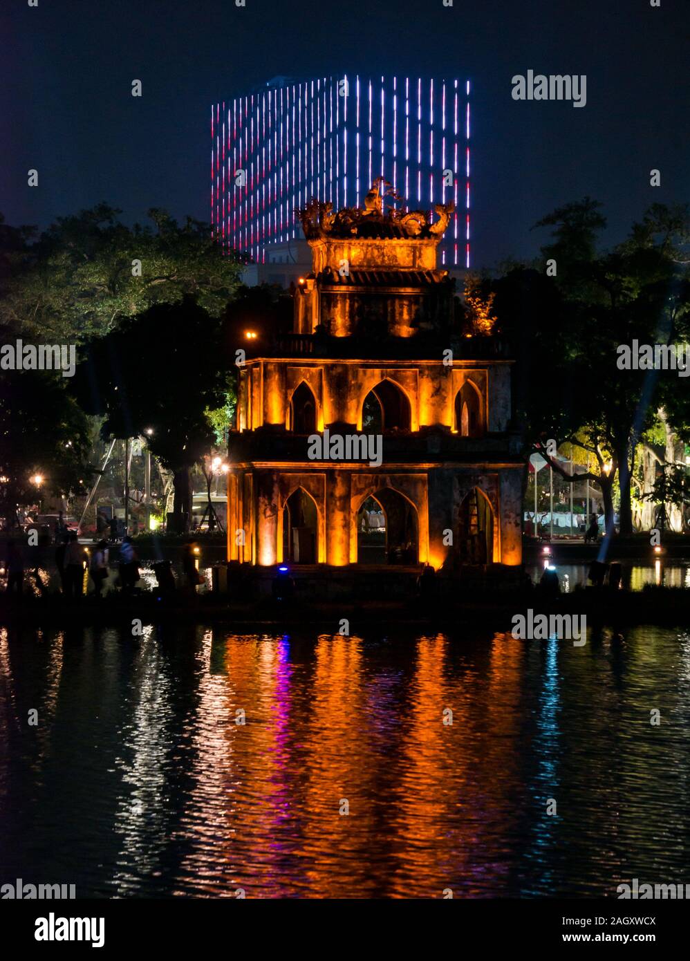 La tour de la tortue ou Thap Rua avec reflets dans le lac Hoan Kiem de nuit, Hanoï, Vietnam, Asie du sud-est Banque D'Images