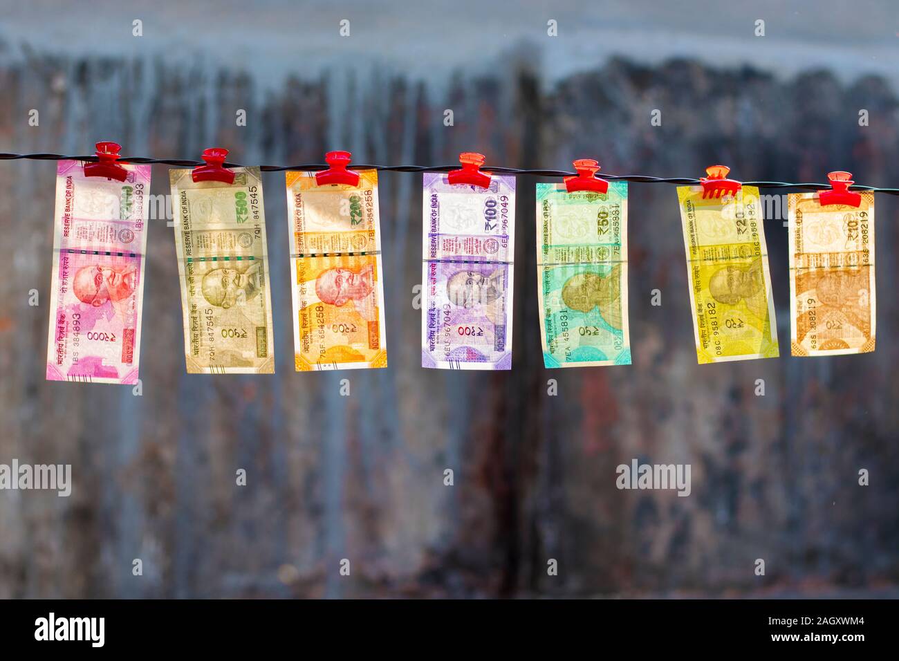 Focus sélectif de nouveaux billets de banque Indiens dix roupies,20,cinquante cent, deux cents, cinq cents et deux mille suspendu dans un fil. Banque D'Images