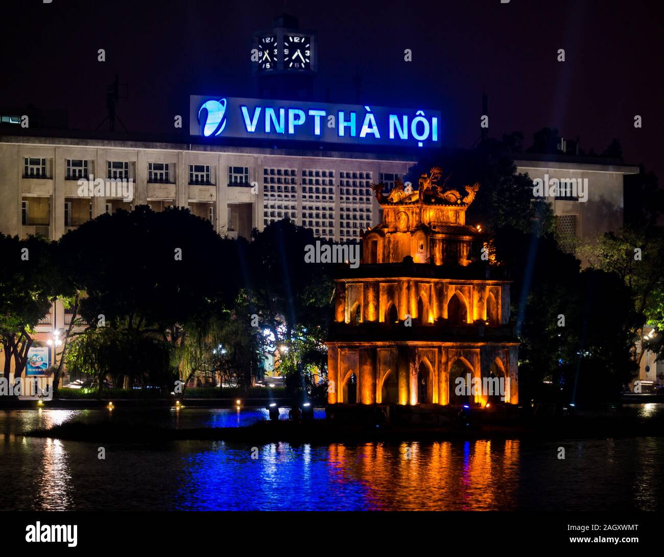 La tour de la tortue ou Thap Rua & VNPT Bureau de poste avec des reflets dans le lac Hoan Kiem de nuit, Hanoï, Vietnam, Asie Banque D'Images