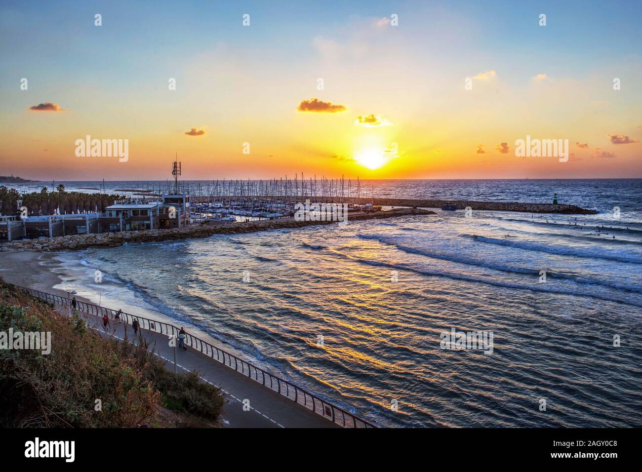 Coucher de soleil majestueux à Tel Aviv. Dans le coin droit, les surfers terminer les exercices parce que c'est sombre. Remblai Tel Aviv Banque D'Images