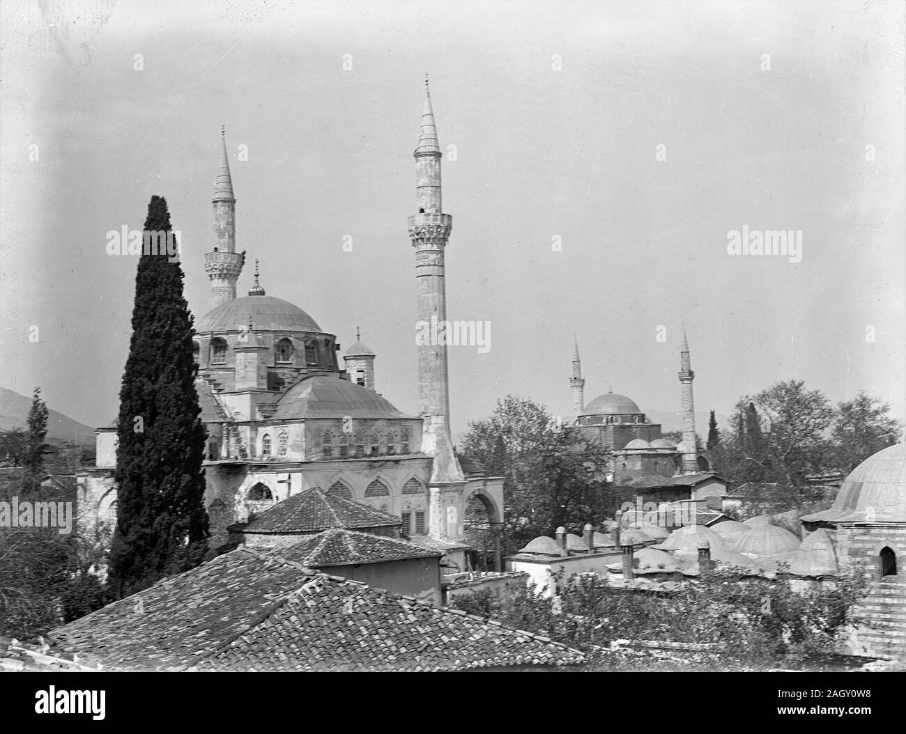 La mosquée Muradiye Külliyesi avec Hafsa la mosquée Sultan en arrière-plan. Mosquée Muradiye a été construit par Mimar Sinan à la fin 16. siècle. Manisa est situé dans la partie occidentale de la Turquie. Photographie prise dans les années 1910 sur la plaque de verre, une partie de l'Herry W. Schaefer collection Ottoman. Banque D'Images