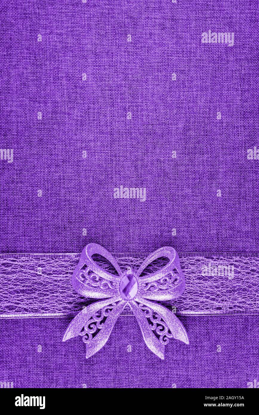 Brillant élégant purple glitter sur ruban de couleur violet et mauve sur la toile de jute. Carte de vœux vertical avec arrière-plan copie grand espace et décoré Banque D'Images