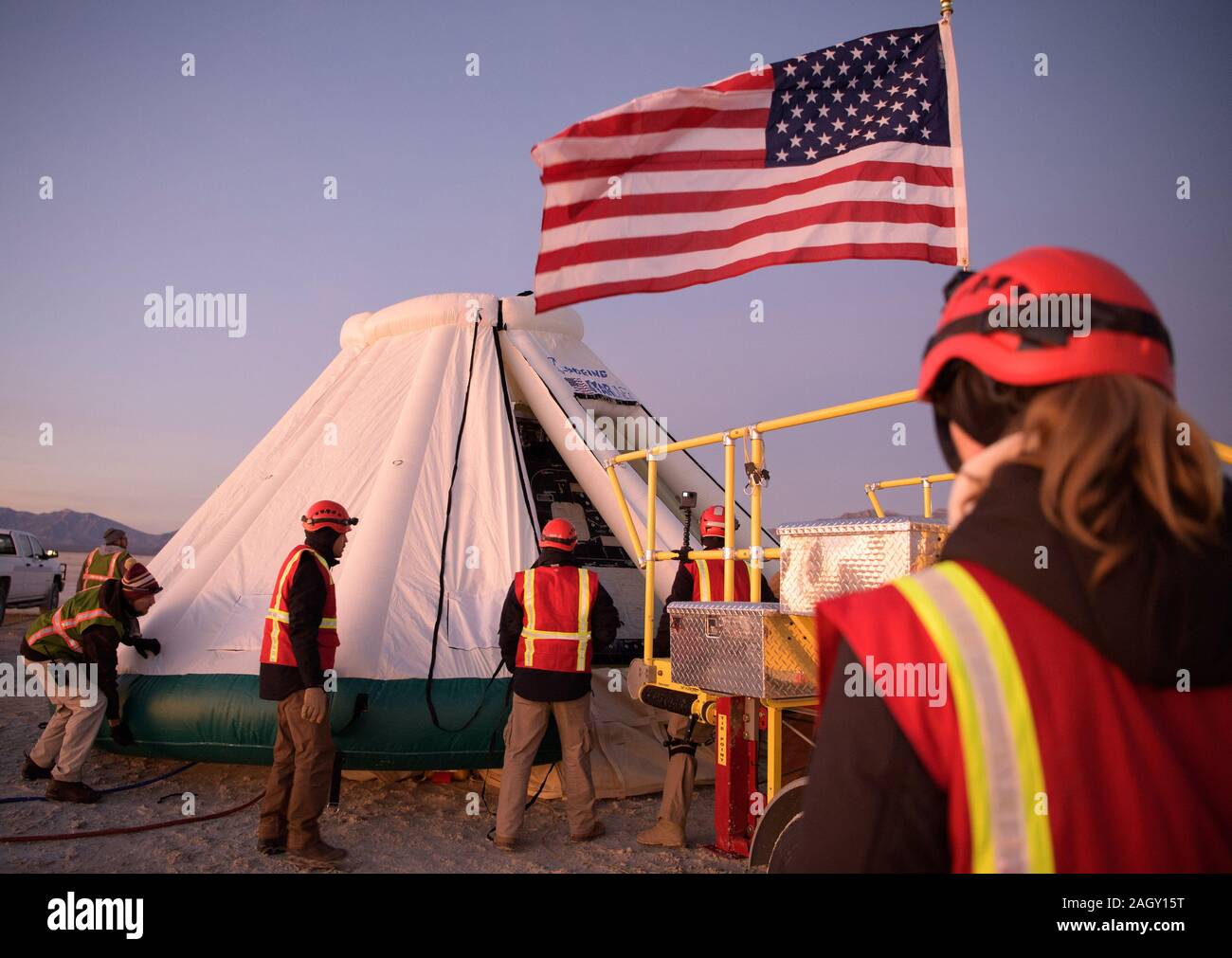 Nouveau Mexique, USA. Dec 22, 2019. La NASA, Boeing, et le personnel de l'armée des États-Unis travailler autour de l'engin spatial Boeing CST-100 Starliner peu après qu'il ait atterri dans White Sands, au Nouveau Mexique, le 22 décembre 2019. Le débarquement terminé un test en vol orbital abrégé pour l'entreprise qui répond encore à plusieurs objectifs de la mission de la NASA pour l'équipe commerciale du programme. Le Starliner vaisseau spatial lancé sur une fusée Atlas V Alliance Lancement à 6:36 h le 20 décembre à partir de l'espace complexe de lancement 41 à Cap Canaveral Air Force Station en Floride. Credit : UPI/Alamy Live News Banque D'Images