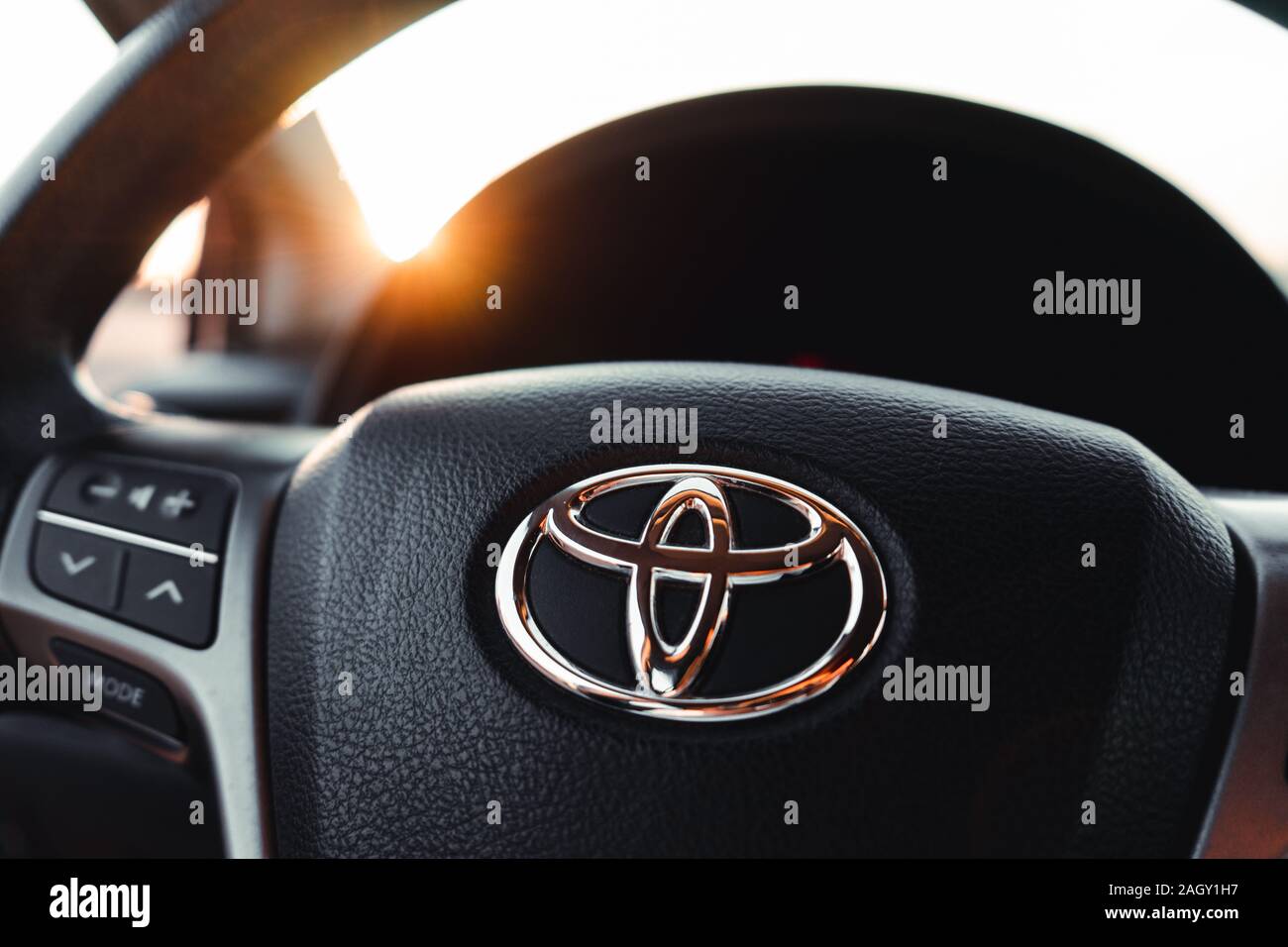 Toyota Avensis voiture cockpit volant dans la ville pendant le coucher du soleil Banque D'Images