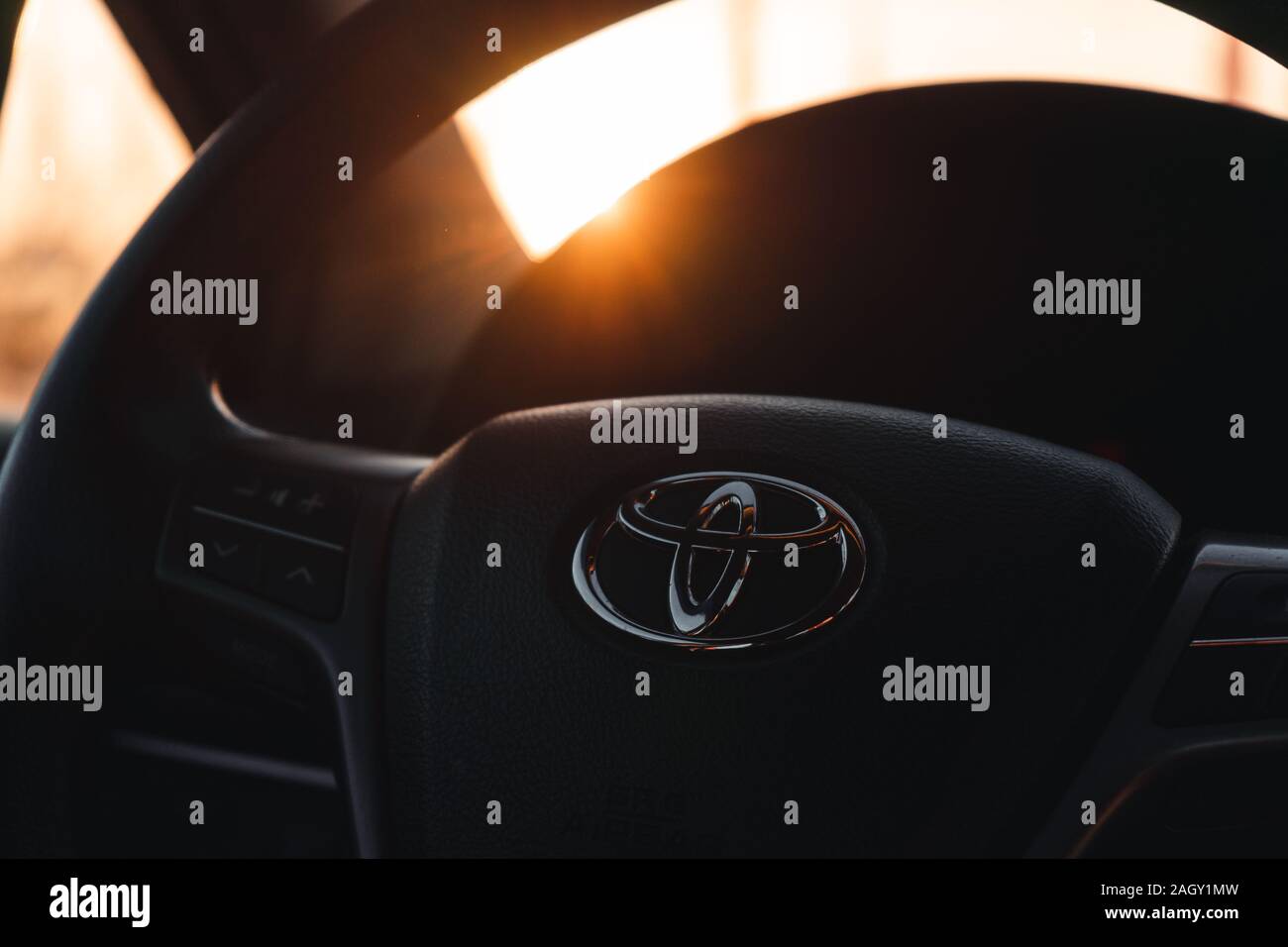 Toyota Avensis voiture cockpit volant dans la ville pendant le coucher du soleil Banque D'Images