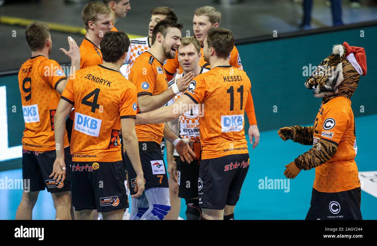 Berlin, Allemagne. Dec 22, 2019. Volley-ball, les hommes : Bundesliga, Salves de Berlin - Francfort, Salves tour principal, 11e journée, salle omnisports Max-Schmeling-Halle. JT de Berlin l'éclosion (l-r), Jeffrey Jendryk, Georg Klein, Adam Kowalski, Cody Kessel et la mascotte Charly cheer après la victoire. Crédit : Andreas Gora/dpa/Alamy Live News Banque D'Images