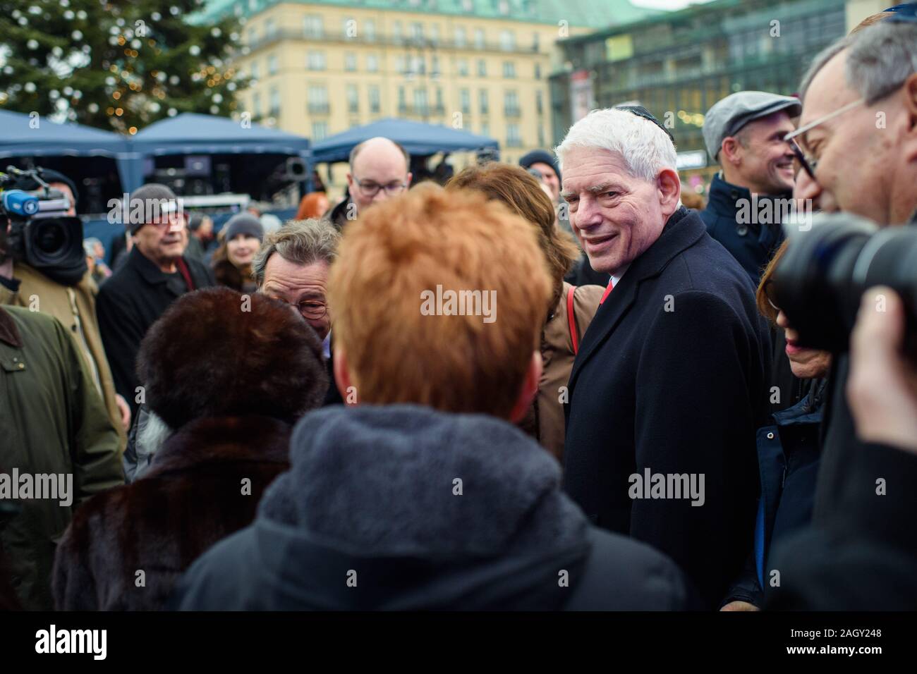 Berlin, Allemagne. Dec 22, 2019. Josef Schuster, Président du Conseil Central des Juifs en Allemagne, allume la première bougie à la plus grande Hanukkia lors de la Fête juive des lumières en face de la porte de Brandebourg. Credit : Gregor Fischer/dpa/Alamy Live News Banque D'Images