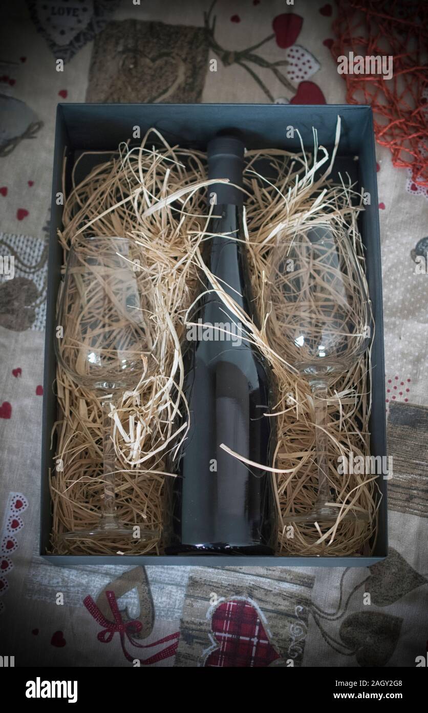 Une bouteille de vin rouge et deux verres paniers comme un cadeau Banque D'Images