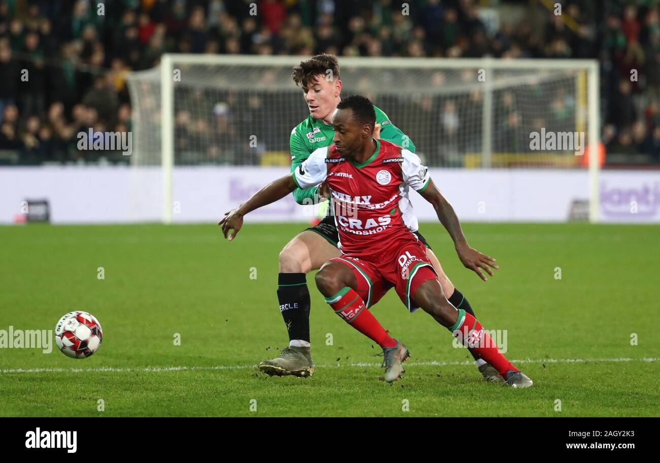 BRUGGE, BELGIQUE - 21 DÉCEMBRE : Saido Berahino de Zulte batailles pour la balle avec Giulian Biancone de cercle au cours de la Jupiler Pro League match day 20 entre le Cercle Bruges et Zulte Waregem le 21 décembre 2019 à Bruges, Belgique. (Photo de Vincent Van D Crédit : Pro Shots/Alamy Live News Banque D'Images