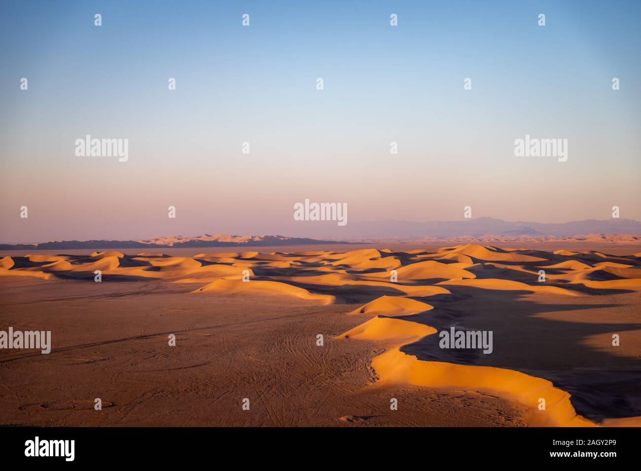 Varzaneh pendant le coucher du soleil du désert Banque D'Images