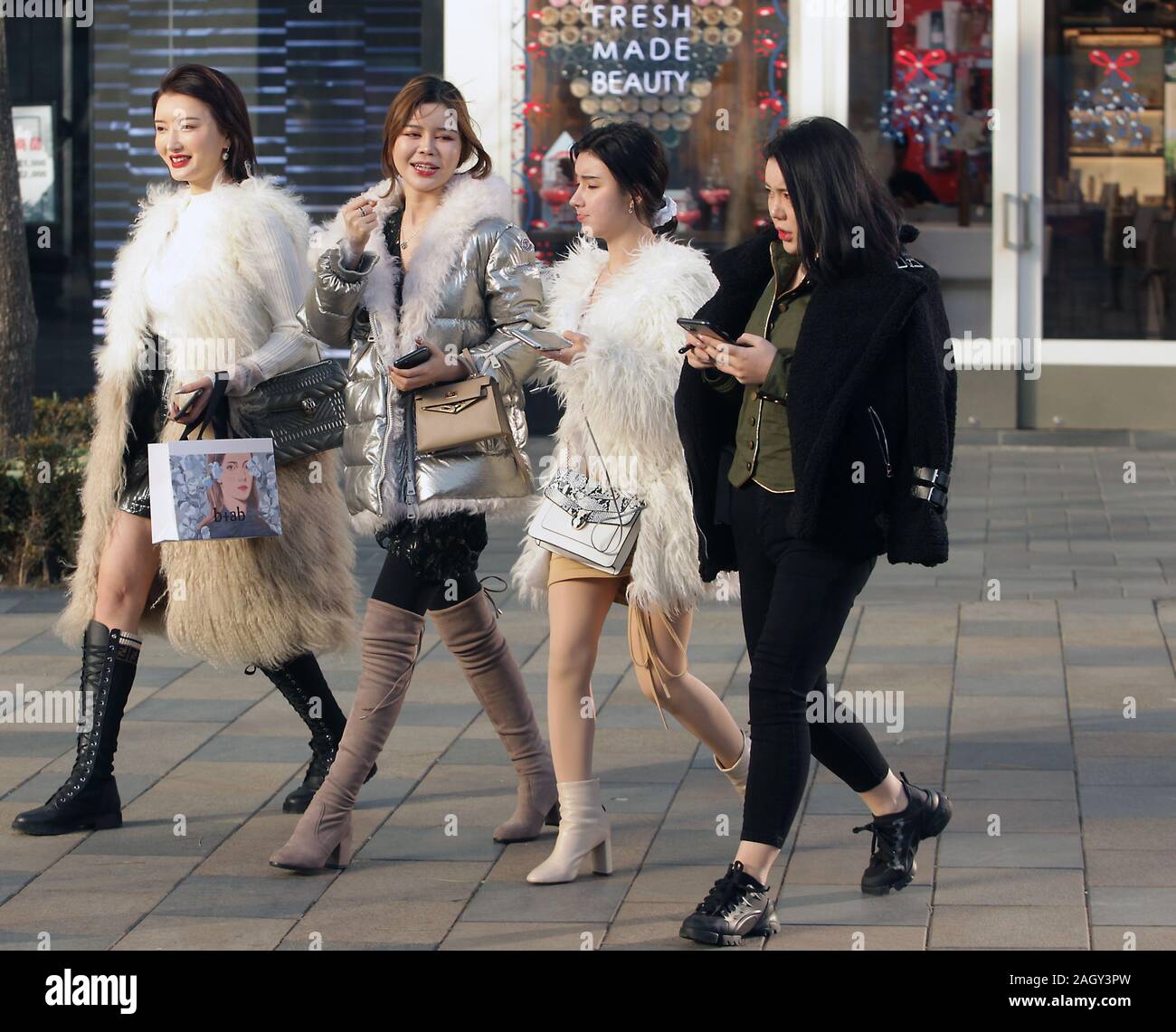 Beijing, Chine. Dec 22, 2019. Magasin de la femme chinoise à un international shopping galleria à Pékin le Dimanche, Décembre 22, 2019. La classe moyenne émergente de la Chine, considéré comme plus grand que l'ensemble de la population des États-Unis, est le moteur de l'économie interne de la Chine tandis que les différends commerciaux continuent d'être un frein pour le produit intérieur brut. Photo par Stephen Shaver/UPI UPI : Crédit/Alamy Live News Banque D'Images