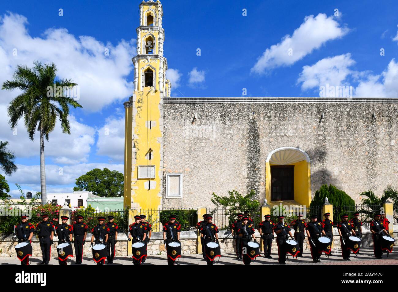 Marching Band tambourine dans 1000 , église San Juan Bautista, Parque San Juan Mérida , Mexique Banque D'Images