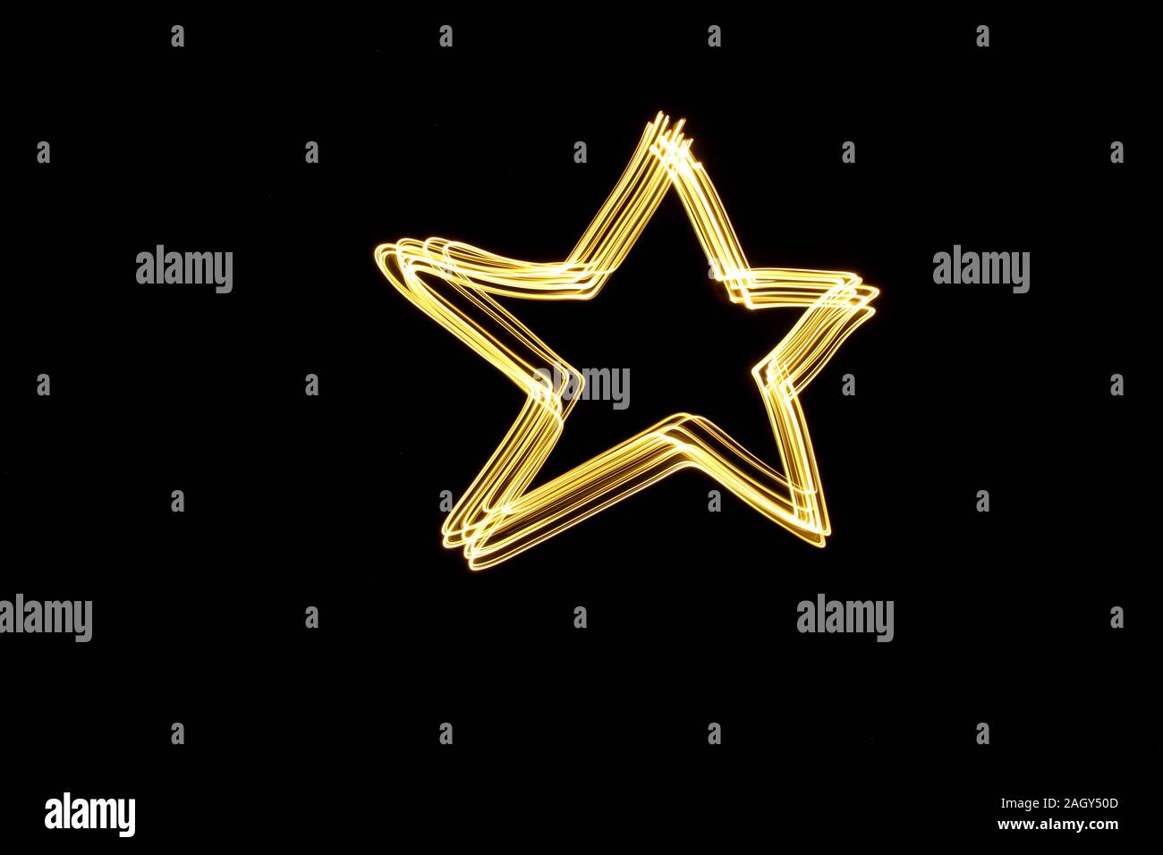 La lumière d'une étoile peinture photographie contours, couleurs néon dynamique dans un modèle abstrait d'un fond noir. Photos à longue exposition. Banque D'Images