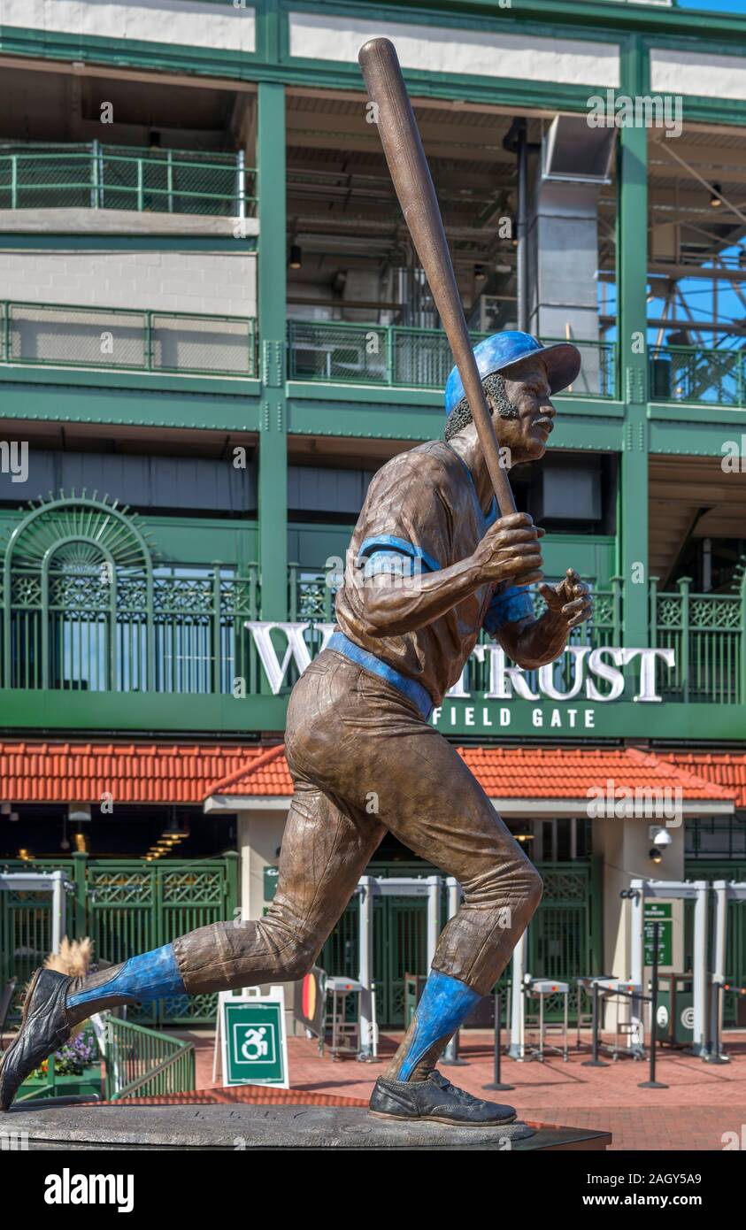 Statue du joueur de base-ball des Cubs de Chicago, 'Sweet-Swinging Billy Williams' à l'extérieur de Wrigley Field, Chicago, Illinois, États-Unis Banque D'Images