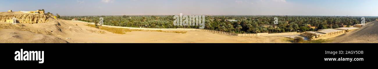 Vue panoramique à partir de la nécropole de Saqqara sur le désert du Sahara vers l'horizon de l'Égypte, Le Caire moderne 2 Banque D'Images