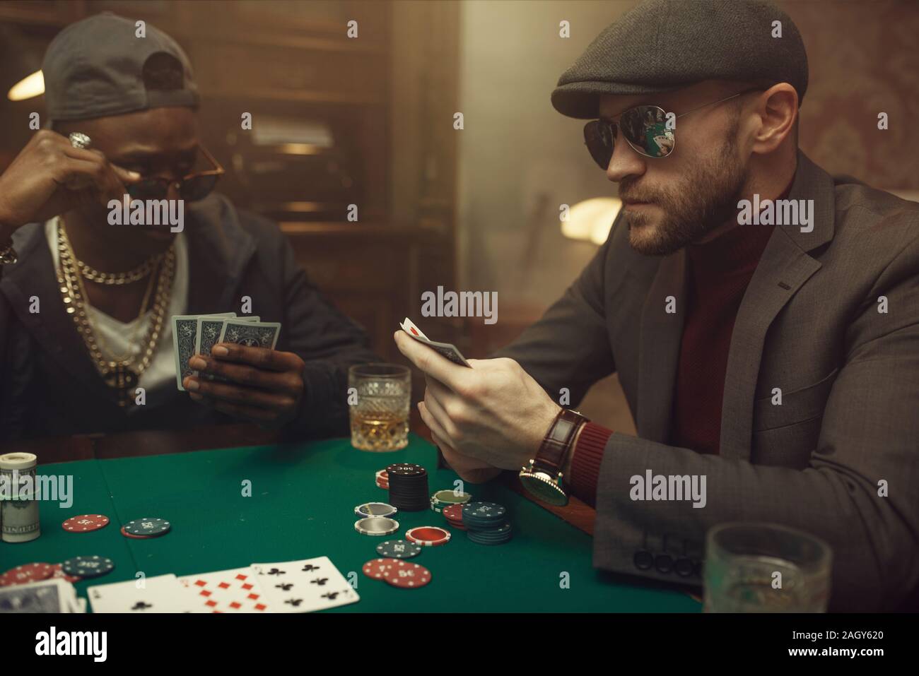 Joueur de poker professionnel se sent le risque, casino Banque D'Images