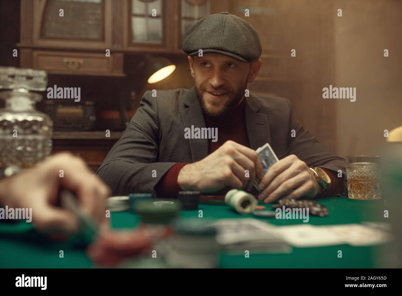 Joueur de poker professionnel se sent le risque, casino Banque D'Images