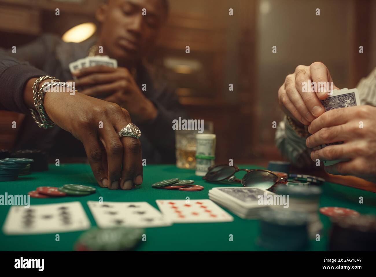 Deux joueurs de poker parier au casino Banque D'Images